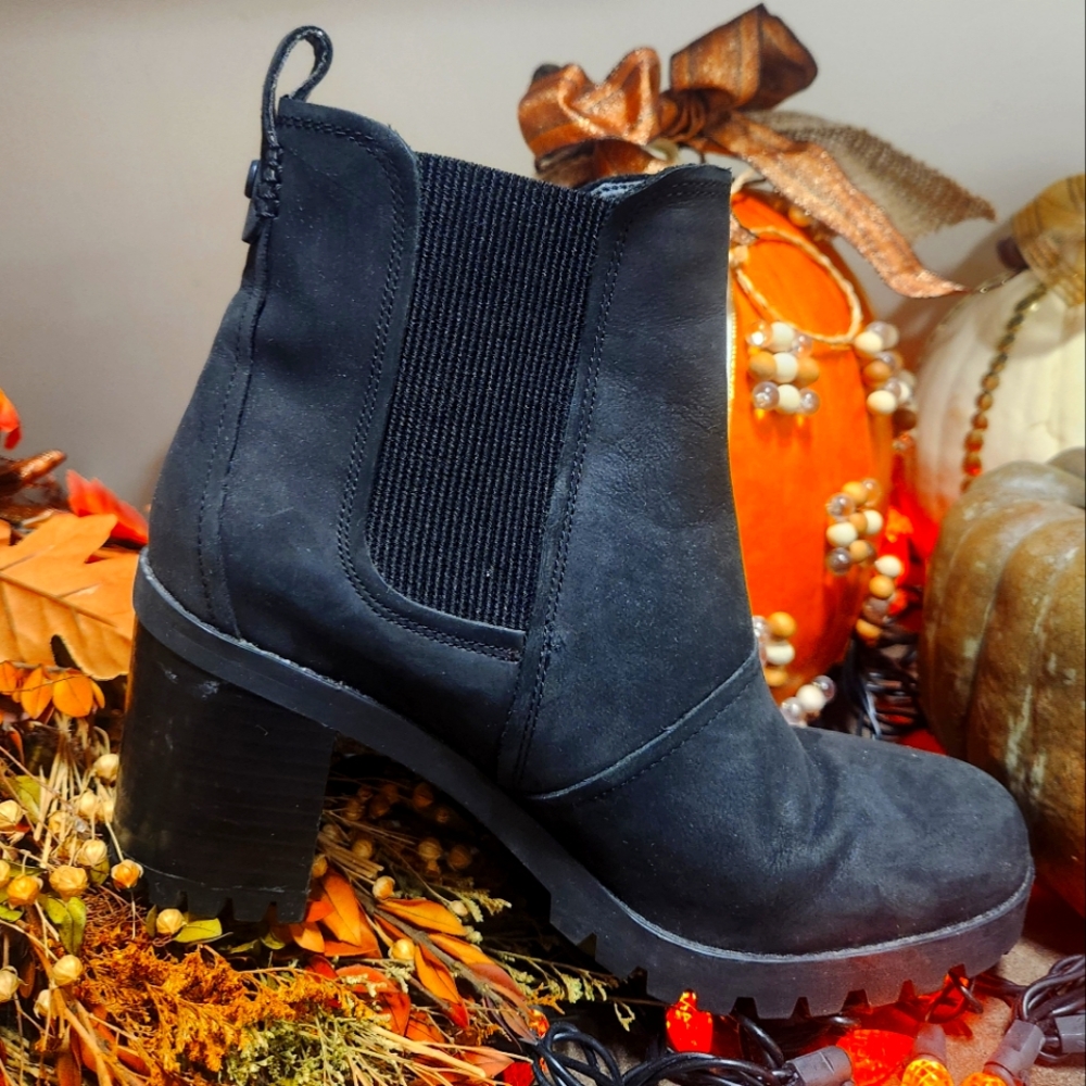 UGG BOOTS SIZE 8.5